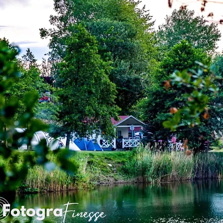 Forteca, Rustykalne Drewniane Nad Brzegiem Stawu, Lazienki Wspoldzielone *