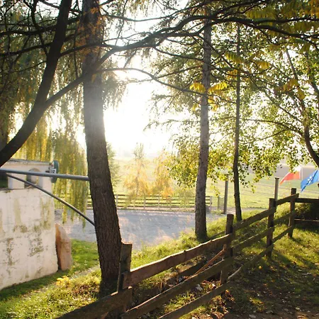 Kamp alanı Forteca, Rustykalne Drewniane Nad Brzegiem Stawu, Lazienki Wspoldzielone Uciechow