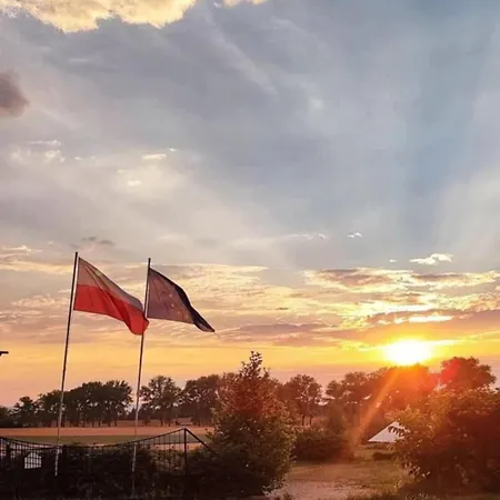 Kamp alanı Forteca, Rustykalne Drewniane Nad Brzegiem Stawu, Lazienki Wspoldzielone Uciechow
