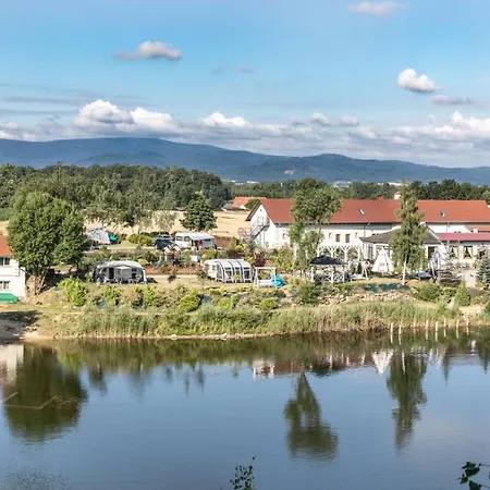 Forteca, Rustykalne Drewniane Nad Brzegiem Stawu, Lazienki Wspoldzielone