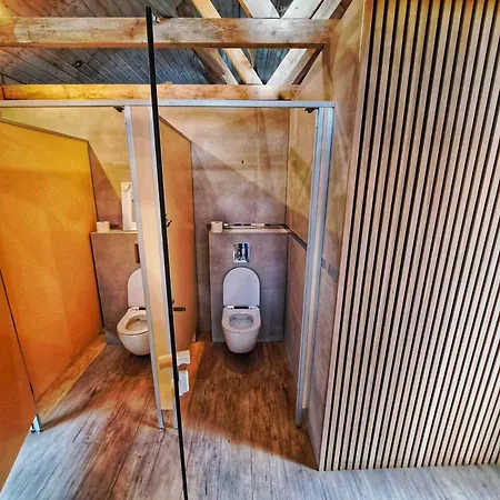 Forteca, Rustykalne Drewniane Nad Brzegiem Stawu, Lazienki Wspoldzielone